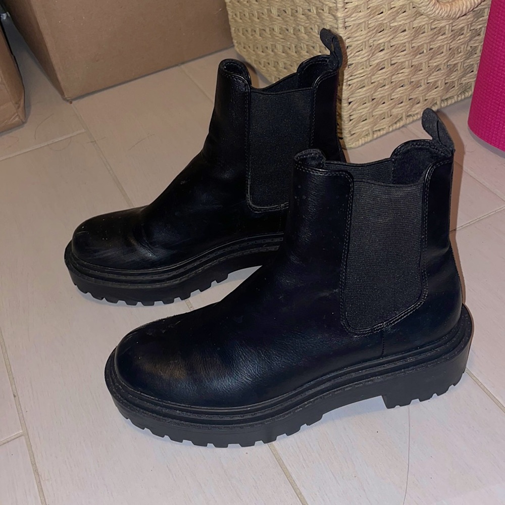 Black boots (Stradivarius) used but in good condition. Comfortable and cute.